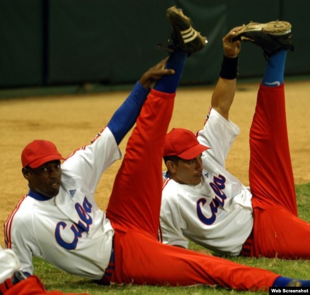 Peloteros cubanos entrenan en el Latinoamericano. Foto archivo.
