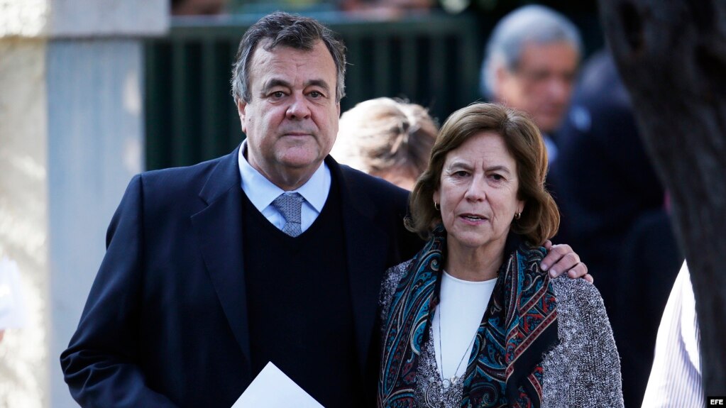 (De izquierda a derecha) Los hijos del expresidente de Chile Patricio Aylwin, Miguel y Mariana Aylwin.