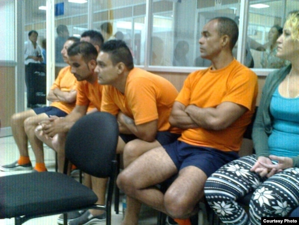 Varios de los cubanos presos en Guayaquil.