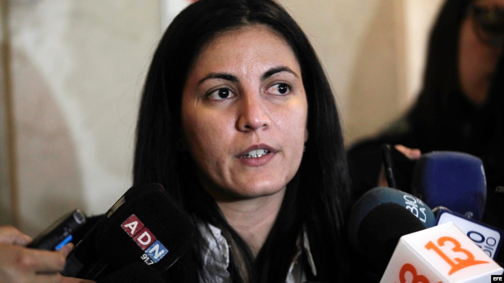 Rosa María Payá, habla con la prensa luego de reunirse con el canciller de Chile, Roberto Ampuero, 30 de abril de 2018, en Santiago (Chile).