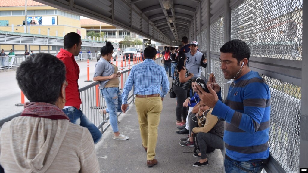 Cubanos bloqueados en la frontera entre México y Estados Unidos hacen una fila en la puerta de entrada a Estados Unidos en Nuevo Laredo. Foto Archivo.