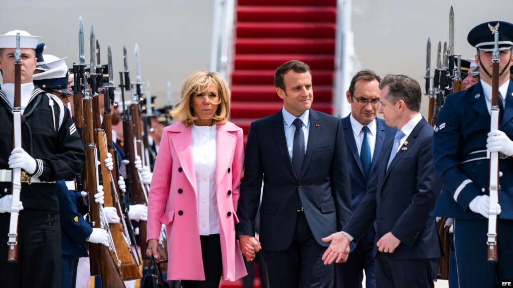 El presidente francés, Emmanuel Macron (c-d), y su mujer, Brigitte Macron (c-i), llegan a la base aérea Andrews in Washington D.C.