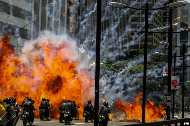 Explosión de dos motos de la Policía en Caracas.