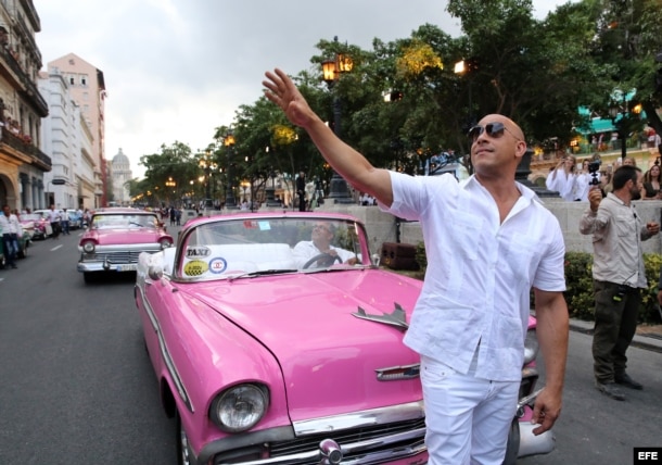 El actor estadounidense Vin Diesel saluda a admiradores en Cuba.