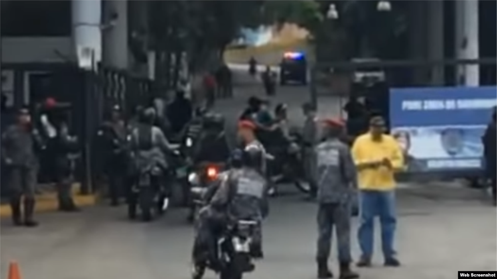Soldados llegan a la sede de la policía política venezolana en Caracas