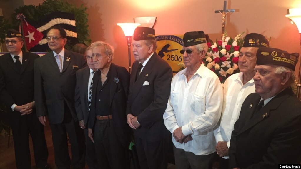 Miembros de la Brigada 2506 rinden tributo a Luis Posada Carriles en su funeral.
