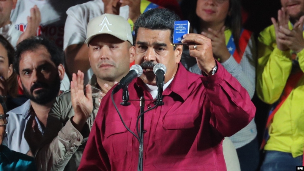 Nicolás Maduro habla a sus seguidores tras proclamarse ganador de las elecciones.