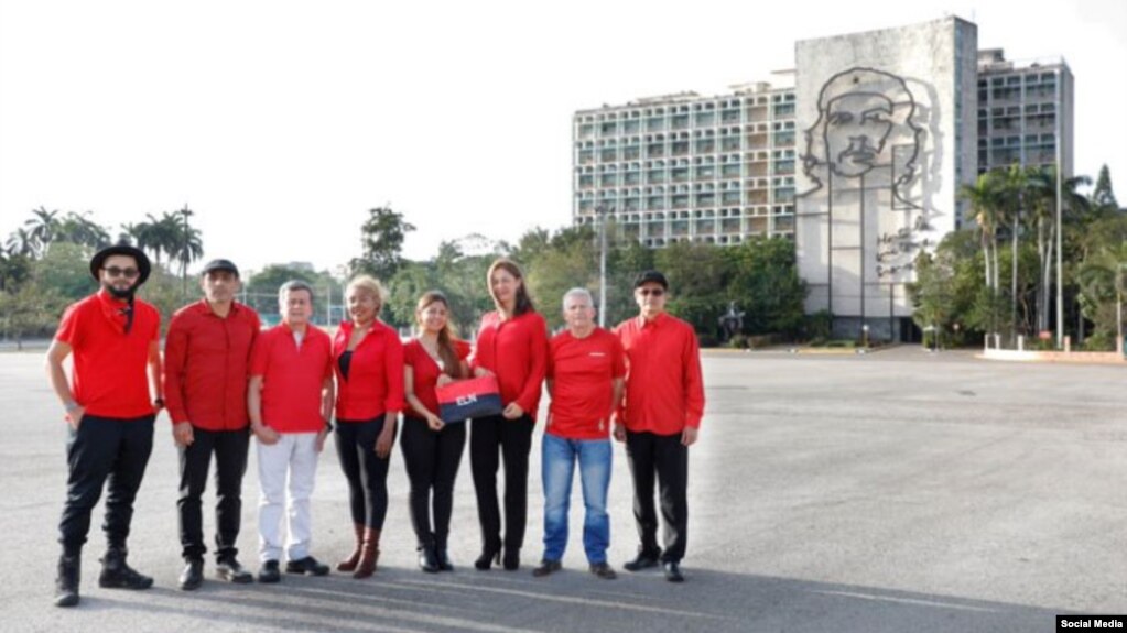 La delegación del ELN presente en La Habana para el diálogo de paz con el gobierno colombiano se hizo esta foto con el Che Guevara del Ministerio del Interior de Cuba de fondo.