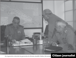 Los generales de división cubanos Leonardo Andollo y Ermio Hernández (1ro y 2do desde la izq) pasan gran parte de su tiempo en Venezuela (Luis Domínguez)