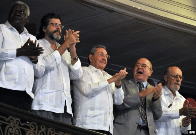 Castro en 50 años de la UNEAC. Junto a Castro el vicepresidente de la isla, Esteban Lazo (i); el ministro de Cultura, Abel Prieto (2 i) y el escritor y presidente de la UNEAC Miguel Barnet (d), y Roberto Fernández Retamar.