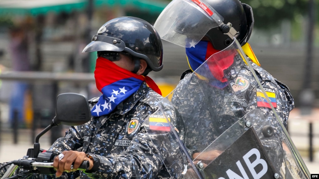 Policías se movilizan en una motocicleta en inmediaciones de la Plaza Altamira de Caracas.