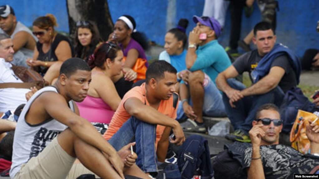 Cientos de migrantes cubanos quedaron varados en camino a EEUU tras la derogación de "pies secos, pies mojados".