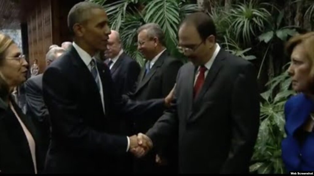 Obama saluda a Alejandro Castro Espín durante su visita oficial a La Habana. (Archivo)