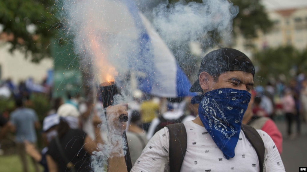 Un joven lanza mortero durante una multitudinaria marcha en apoyo a los estudiantes nicaragüenses.