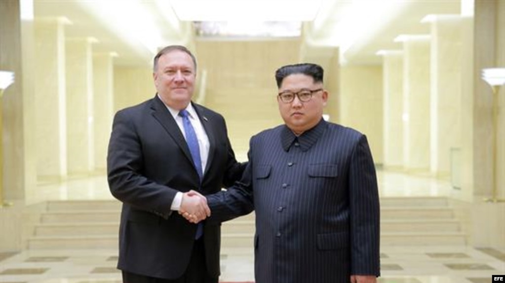 El secretario de Estado estadounidense Mike Pompeo y el dictador norcoreano Kin Jhon Un