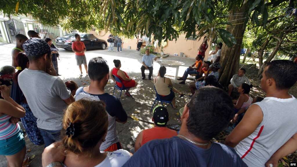 Un grupo de migrantes cubanos en Ciudad Panamá.