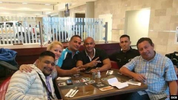 De izquierda a derecha los cinco cubanos y el mexicano a su llegada a Ecuador.
