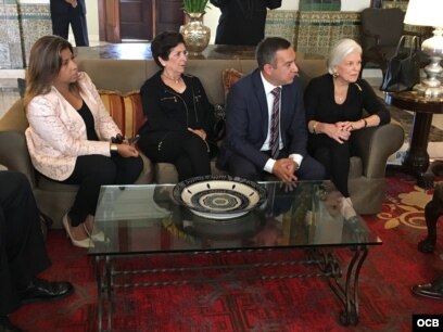 El ministro de Justicia de Perú junto Silvia Irondo, de MAR por Cuba y otras activistas cubanas que asistieron a la VIII Cumbre de las Américas.