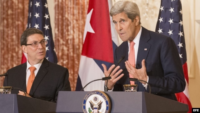 John Kerry (d), y el ministro cubano de Relaciones Exteriores, Bruno Rodríguez (i), ofrecen una rueda de prensa .