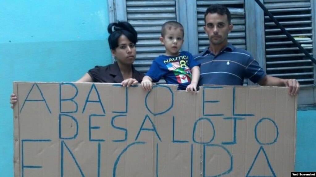 El pastor, Yiorvis Bravo Denis y su familia, amenazados con el desalojo de su vivienda.