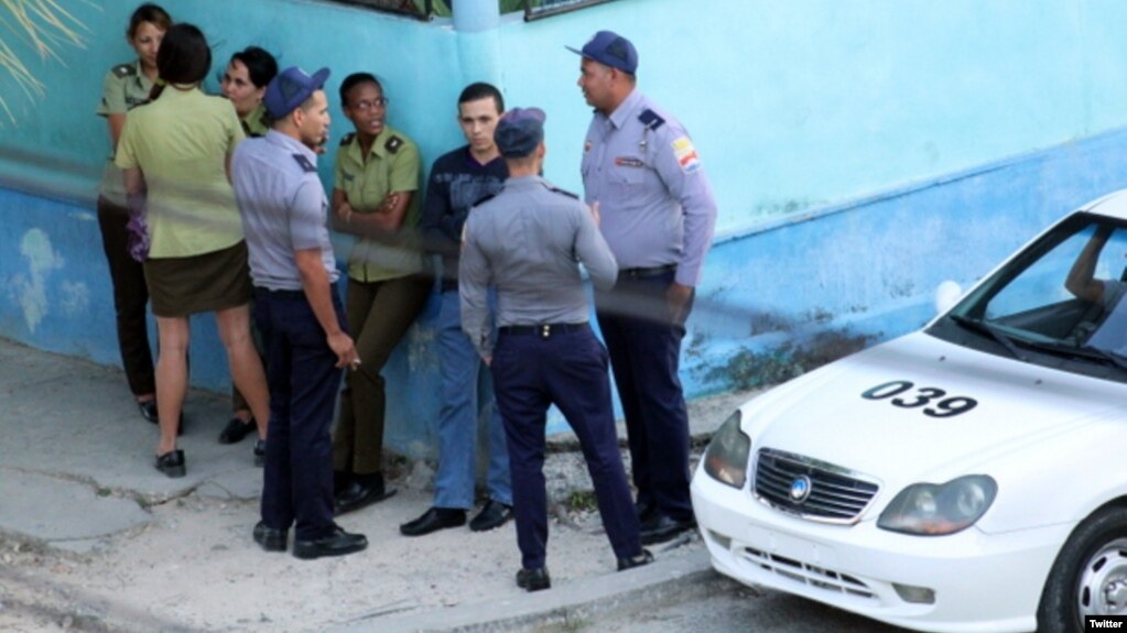 Operativo policial este domingo en los alrededores de la sede de las Damas de Blanco, en Lawton, La Habana. 