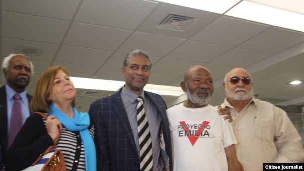 El Dr. Oscar E. Biscet, acompañado de su esposa Elsa Morejón y activistas del proyecto Emilia, en Miami. Foto: LFRojas.
