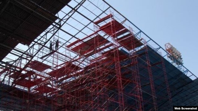 Reparación del techo del estadio Latinoamericano.