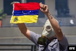 Manifestantes se enfrentan a la Policía Nacional Bolivariana durante una manifestación este sábado en Caracas.