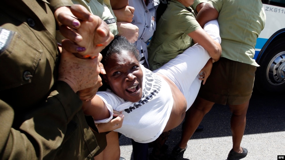 Miembros de las Damas de Blanco son arrestadas por la Policía hoy, domingo 20 de marzo de 2016, tras una marcha en La Habana (Cuba). 