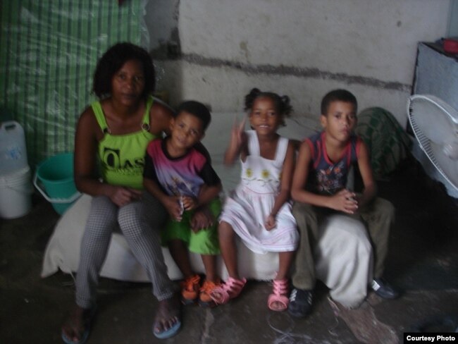 Melkis Faure con sus hijos.