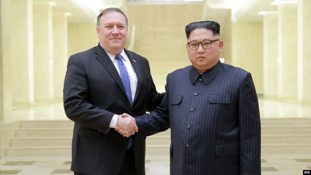 El gobernante norcoreano Kim Jong-Un posa con el secretario de Estado de EEUU Mike Pompeo, en Pyongyang, en mayo de 2018. (Archivo)