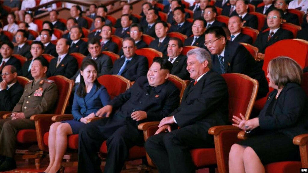 El dictador Kim Jong-un (c) junto al entonces primer vicepresidente de Cuba, Miguel DÃ­az-Canel BermÃºdez (2d), y sus esposa en concierto celebrado en Pyongyang. 