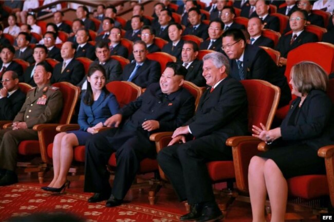 Kim Jong-un (c) junto a primer vicepresidente de Cuba, Miguel Díaz-Canel Bermúdez (2d), ys sus esposa en concierto celebrado en Pyongyang.