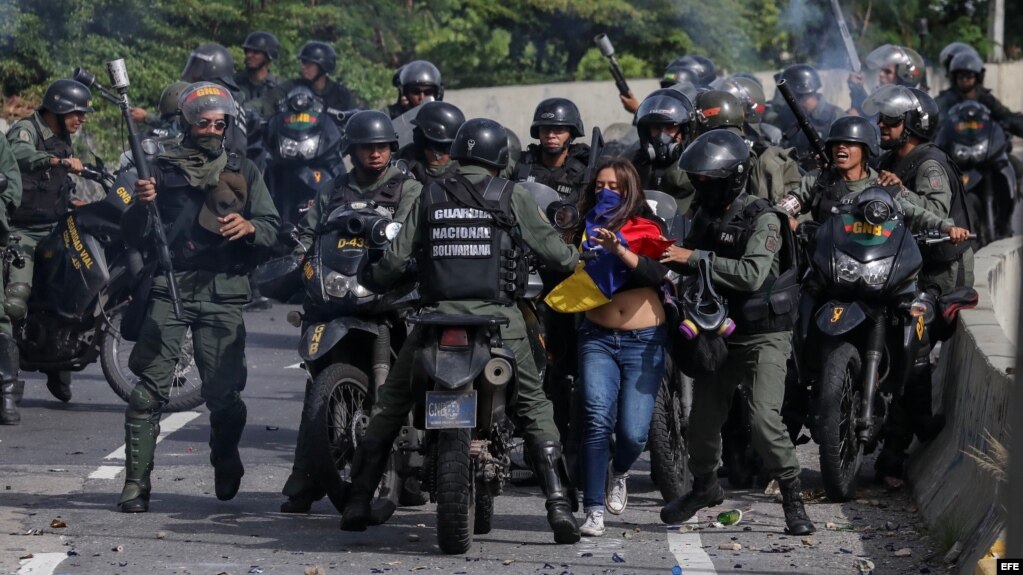 La Guardia Nacional Bolivariana se enfrenta a manifestantes durante el "trancazo" de diez horas contra la "dictadura".