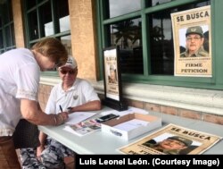 Una cubana firma en el restaurante 