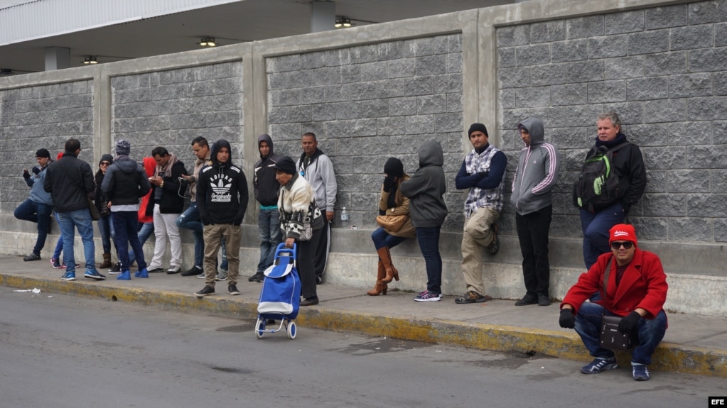 Cubanos esperan en la línea fronteriza de Nuevo Laredo (México).