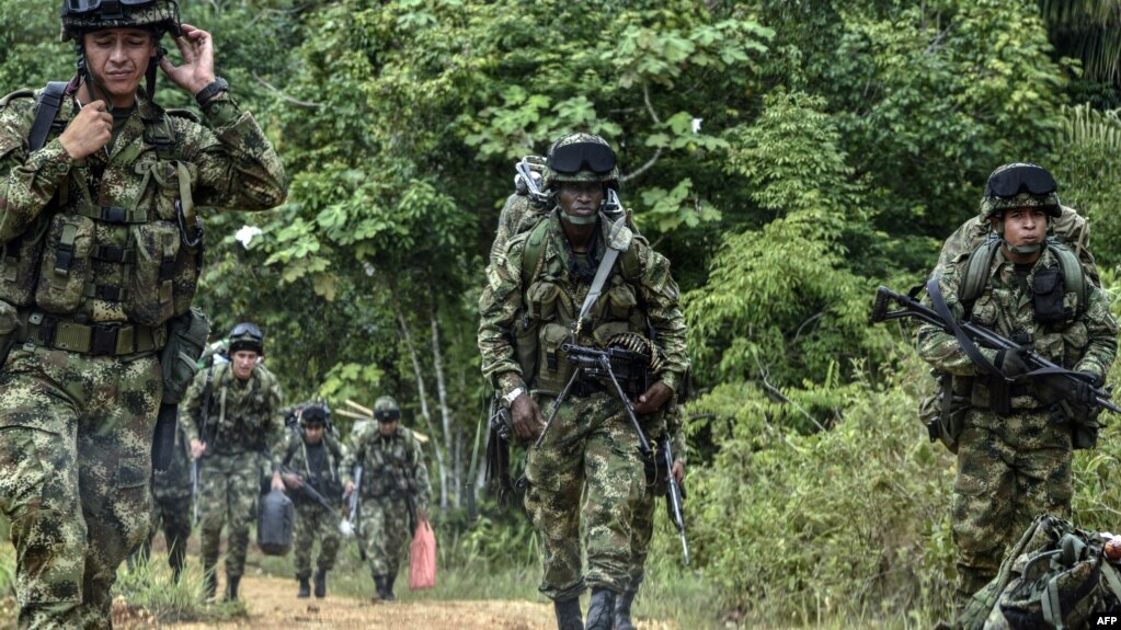 Soldados colombianos patrullan la serranía.