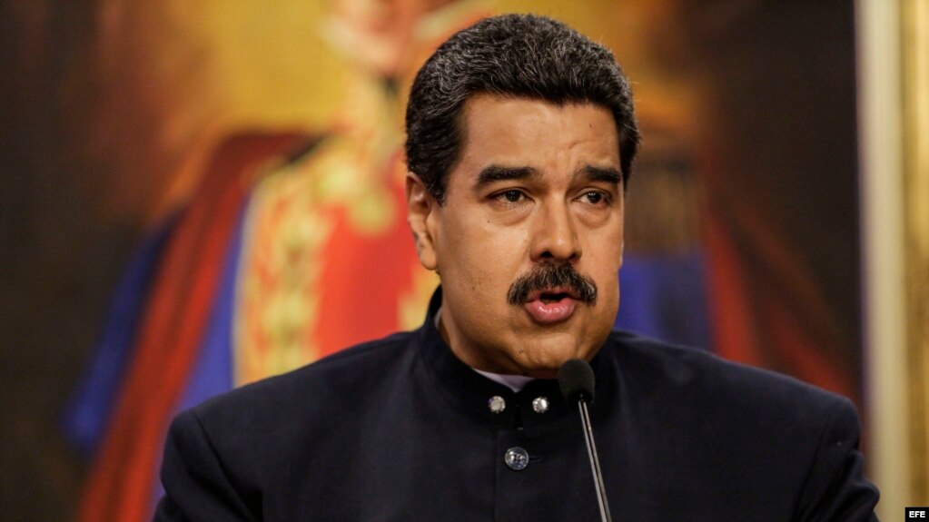 El Presidente de Venezuela, Nicolás Maduro, habla durante una rueda de prensa con medios de comunicación internacionales hoy, martes 22 de agosto de 2017, en el Palacio de Miraflores en Caracas (Venezuela). Maduro aseguró hoy que tomará medidas para enfre