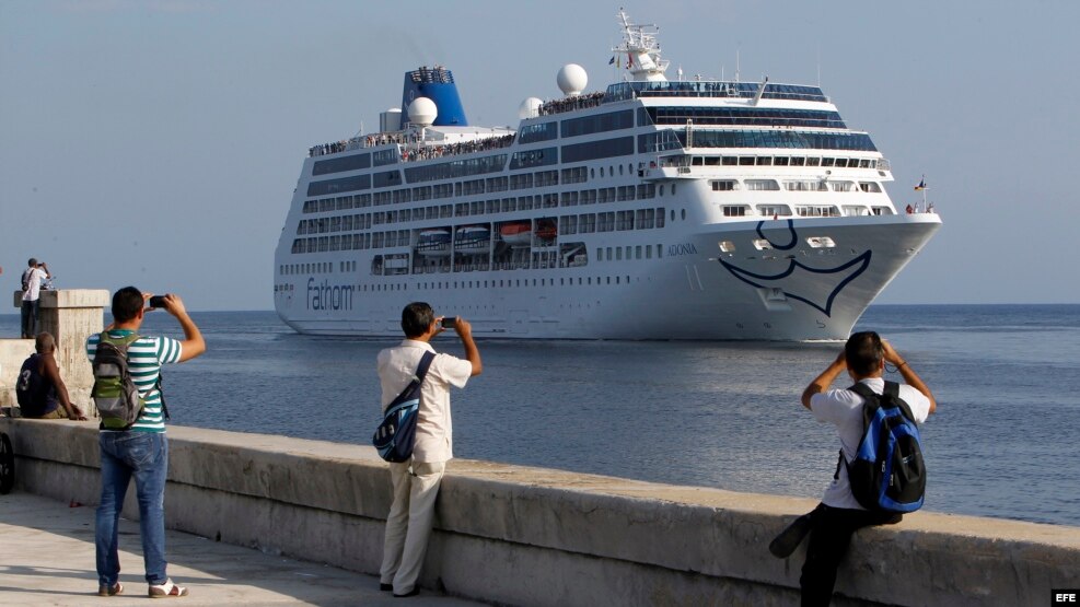 Llegada a La Habana del Adonia, primer crucero estadounidense en atracar en un puerto cubano en más de 50 años. 