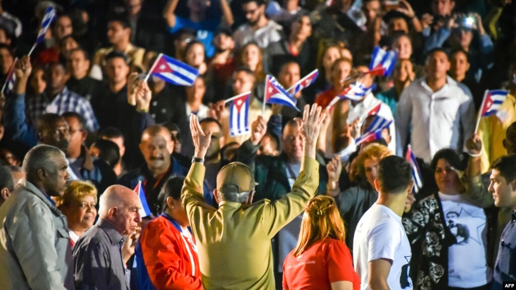 Raúl Castro saluda a jóvenes que participaban en la Marcha de las Antorchas el pasado 27 de enero de 2018.