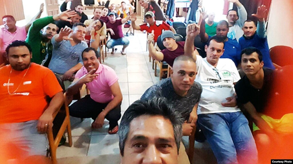 Medio centenar dee migrantes cubanos han sido acogidos en el centro "Barrios para Cristo", de Nuevo Laredo.