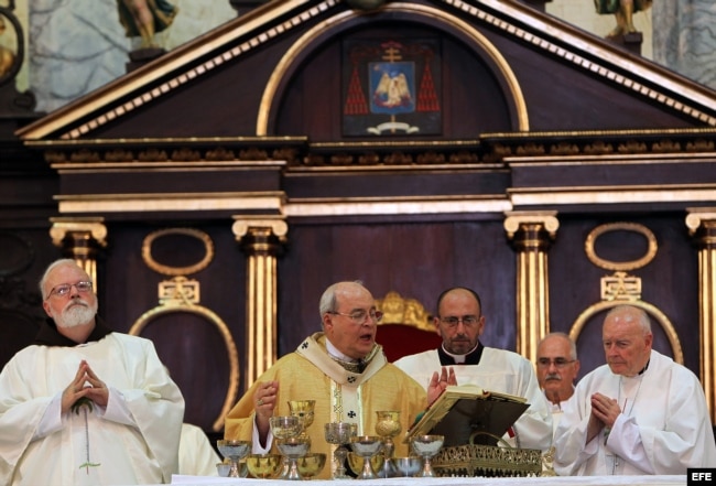 El cardenal cubano Jaime Ortega Alamino (2-i), acompañado del cardenal de Boston Sean O'Malley (i), y Theodore McCarrick (d), obispo emérito de Washington.