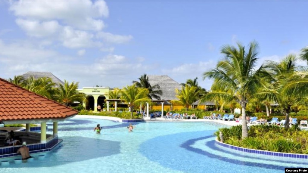 ¿Piscina o acueducto? La alberca del hotel Starfish de Cayo Santa María se convirtió en reservorio de agua para los turistas.