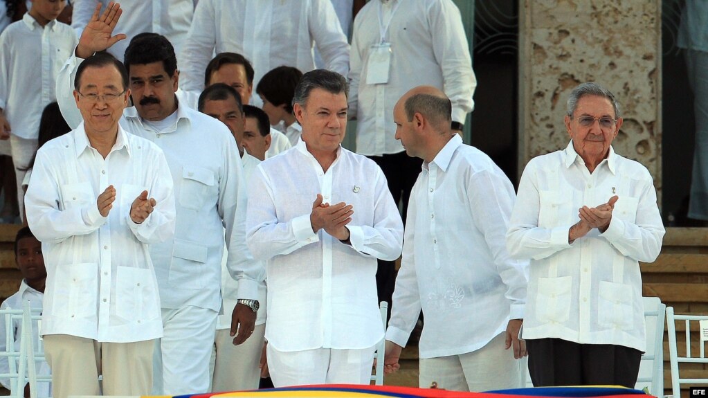 De (Izq. a der. ) secretario general de la ONU, Ban Ki-moon, Nicolás Maduro, Juan Manuel Santos y Raúl Castro durante la firma del acuerdo de paz.