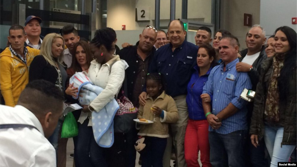 Luis Guillermo Solís, presidente de Costa Rica, (al centro con camisa azul) despidió a los cubanos en el Aeropuerto. 