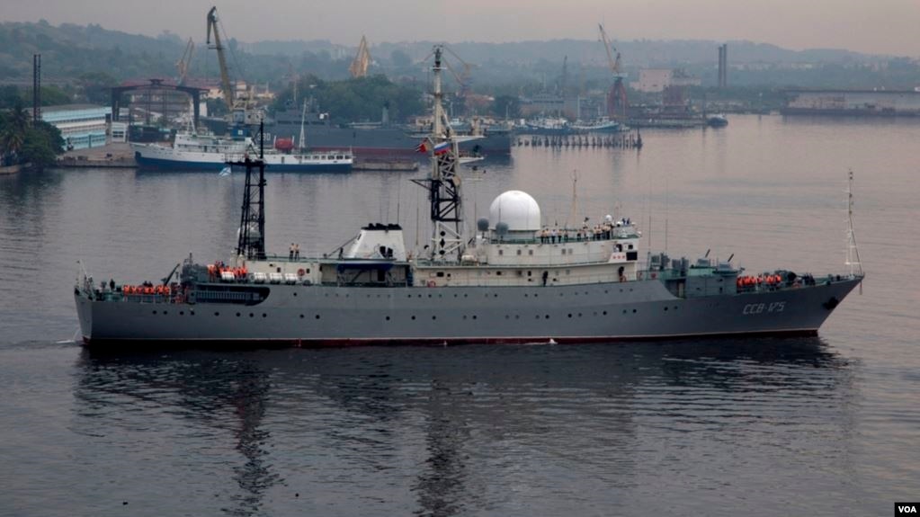 El barco ruso SSV-175 Viktor Leonov en la bahía de La Habana. (Foto: Archivo)