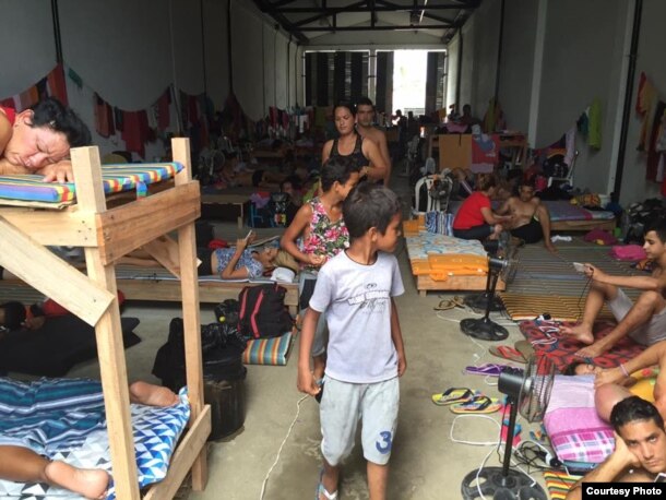 Niños en el almacén que sirve de refugio a los cubanos en Turbo, Colombia. Foto: R. Quintana.