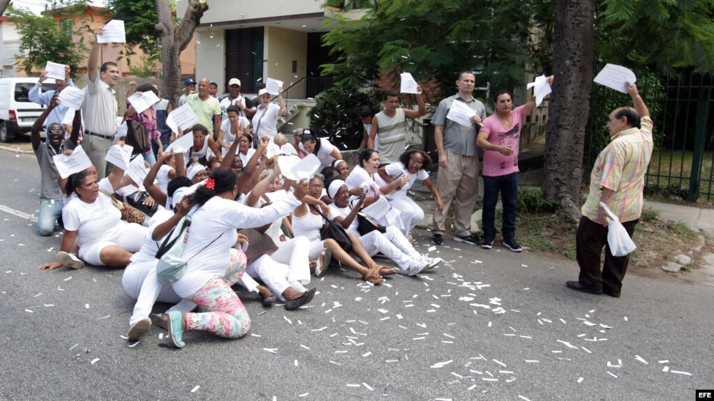 Resultado de imagem para La represion dominical: Detenidas más de 50 Damas de Blanco en toda la Isla en intentos de asistir a misa