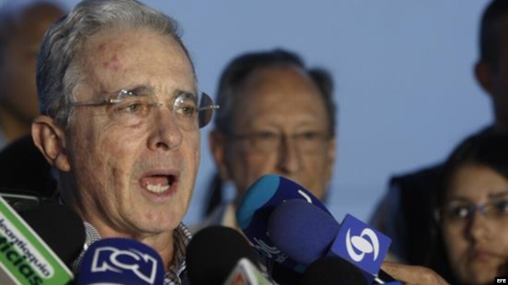 El expresidente Alvaro Uribe se reunió este sábado con el presidente Juan Manuel Santos