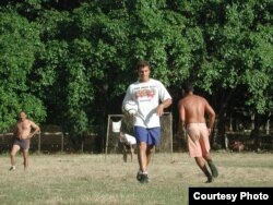 Antonio (c) y Alexis Castro (en la portería) en el terreno de fútbol de Punto Cero, complejo residencial de los Castro-Soto del Valle.(Luis Domínguez)